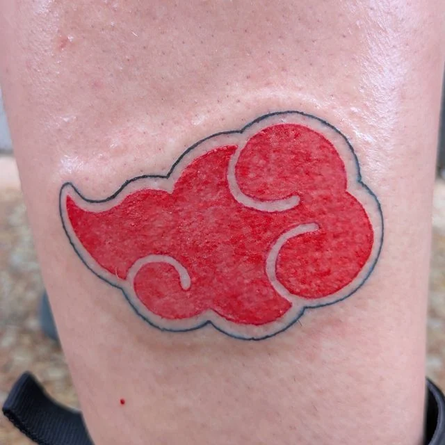 Tatouage du nuage rouge Akatsuki (manga) sur le mollet, réalisé par Tattoo Rocket à La Flèche